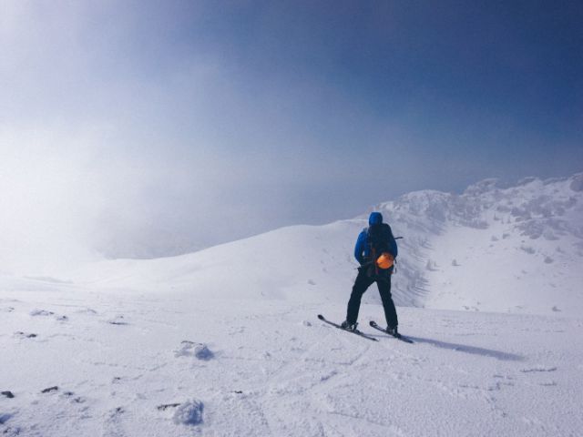 雪山で楽しむスキーの魅力